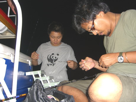  นอนฝันไปว่าไต๋บอกเรือเข้าหมายแล้ว ...ตื่น ๆ ๆ...
เจ๊เปา--- น้ามาดวุ้ย เขย่าๆ  ๆ..ได้เวลาทำข่าว..
