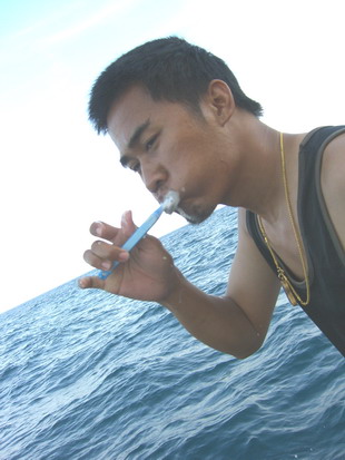 เดินงัวเงียรอบๆเรือ เจอน้ากั๊กเล็ก ก๊ะลังขัดส้วมอยู่ครับ...
น้ากั๊กเล็ก--- แปรงฟันวุ้ย น้ามาด...
 