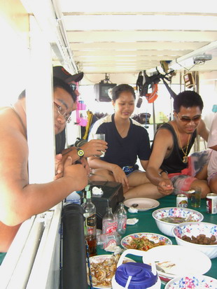 ชื่อภาพ.....อิ่มเอมเปรมสุข
วานน้องกราปุก ส่งประกวดที นะจ๊ะ..
.....อาหารส่งมาเสริฟเรื่อยๆ ด้านใน ก้
