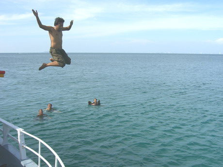 ฮัดโช๊ะ..............พับเพียบเรียบร้อยสไตล์ กระเตยอินเดีย
 :laughing: :laughing: :laughing:
ชอบ รู
