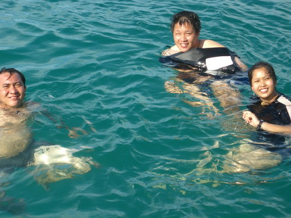 น้ำเย็น ๆเล่นน้ำกัน...วุ้ย บรมสุข...
ป่านนี้ เรือทีมอื่นเข้าฝั่งหมดแระมั้ง...
 :laughing: :laughin