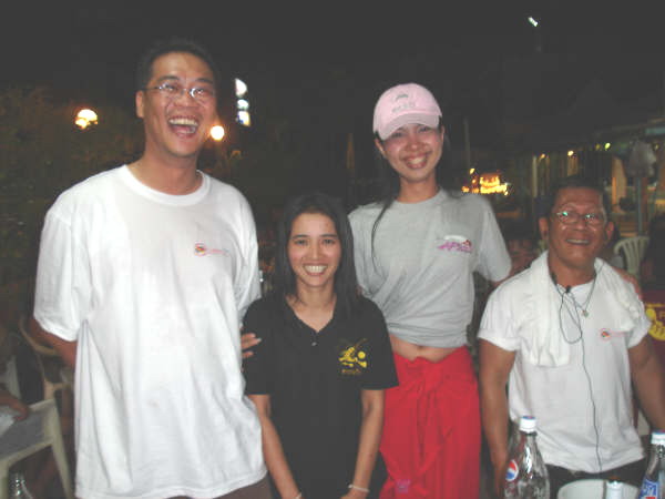 นี่งาย ถ่ายรูปคู่กะเสา ที่ร้านริมหาด อิอิ เสาสองต้นเยยยย  :laughing: :laughing: