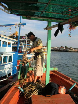 เสร็จแร้วเราก็ออกเดินทางกันเรยครับ โดยมีลูกเรือที่พึ่งมาสมัครใหม่
หะเบสสมอให้ไต๋พงศ์  คืนนี้เราไม่ต