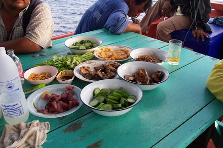 อันนี้เป็นอาหารมื้อแรกบนเรือครับ เรามาถึงแถวๆสิมิลันเอาบ่าย3 ครึ่งได้แล้วอ่ะ ครับ  อันนี้มื้อเย็นครั