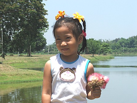 รูปลูกสาวเฮียแกอีกซักรูปละกัน เห็นเฮียแกเห่อลูกสาวเอาเรื่องทีเดียว อิอิ