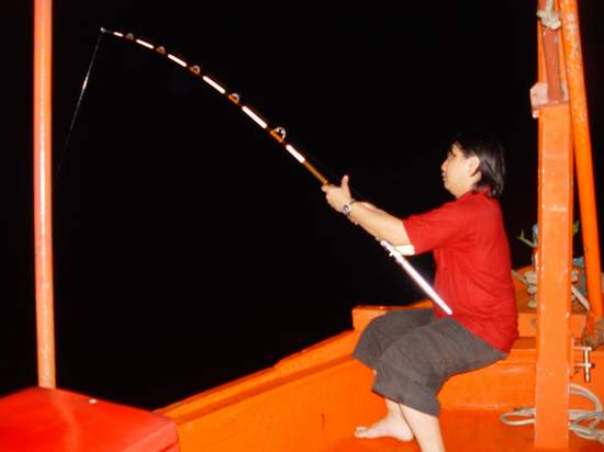 หลังจากนั้นคันห้าสิบปอนด์ที่ไต๋ทานลงหมึกศอกไว้ที่หัวเรือก้อโดนลาก พี่เล็ก พัทยาเป็นผู้ทำหน้าที่ต่อกร