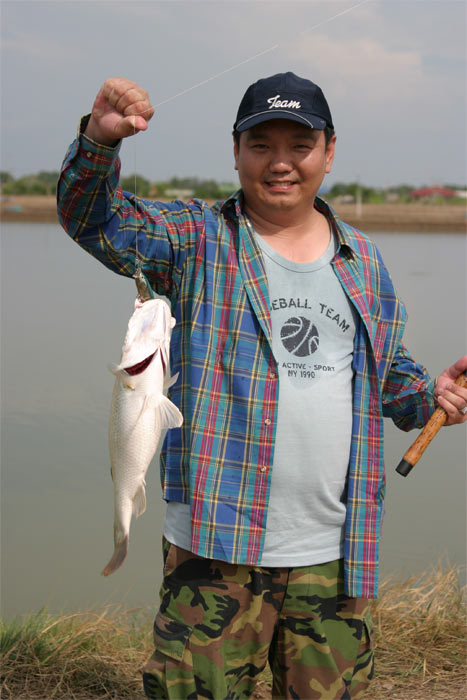 อีกด้านยังชุลมุนวุ่นวายอยู่ นี่กระพงตัวแรกในชีวิตของกอล์ฟครับ 