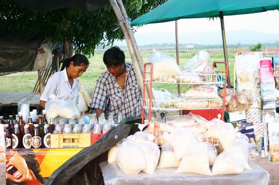 น้าควร กำลังจัดเตรียม น้ำ น้ำแข็ง และขนมขบเคี้ยวให้ลงไปกินในเรือ  ใครอยากกินอะไรสั่งได้ครับ  มี  "น้