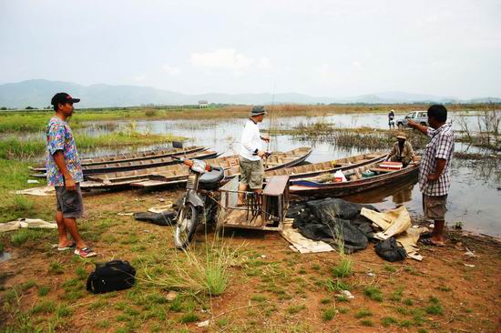 น้าควรมาส่งถึงเรือ แล้วชี้หมายเด็ดให้ดูว่า  เมื่อวานมีลูกค้า ได้ปลาช่อนตรงนั้นหลายตัว 