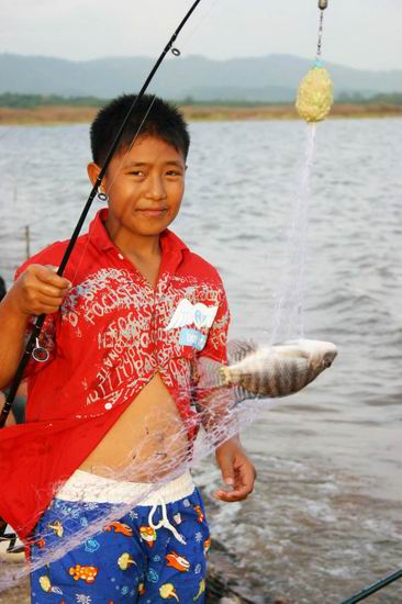 นี่ครับ ผลงาน ไม่ใช้ตัวเบ็ด แต่ใช้ ตระกร้อตาข่ายครับ   :cool: :cool: :cool: