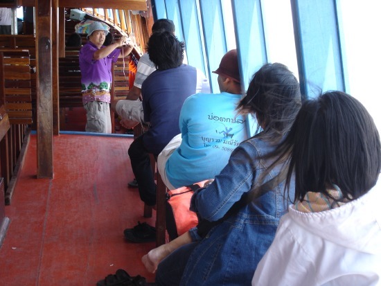 สมาชิกกำลังนั่งมองวิวตอนเรือออกจาก ท่าแพปลาบางแก้วชะอำครับ
