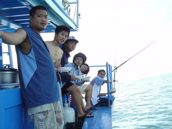 อาหารมื้อเช้าของเราชาวโทรฟี่ ข้าวต้มร้อนๆ ฝีมือเด็กเรือ อร่อยมากๆ แต่หลายคนยังไม่ยอมอาบน้ำฮ่าๆๆๆ ปลา