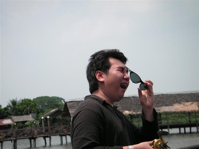  มุกนี้เอิร์ทเล่นบ่อยตอนลงเรือ  เล่นท้างวัน  ขำก็ไม่ขำ
เนี่ยบังคับให้ถ่ายรูปอีกนะเนี่ย :laughing: :