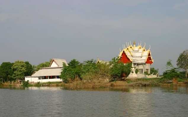 สภาพพื้นที่ส่วนใหญ่จะมีบ้านเรือนอยู่ติดน้ำเป็นช่วง ๆ มีวัด มีโบสถ์คริสต์ รวมถึงสุเหร่า อยู่เป็นช่วง 