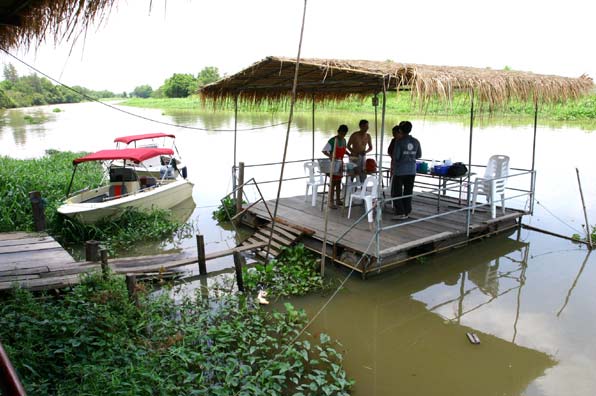 จนกระทั้งผ่านแพริมน้ำ เห็นมีคนทานอาหารกันอยู่ก็เลยจอดเรือขึ้นไปสำรวจกันครับ   :umh: :umh: :umh: