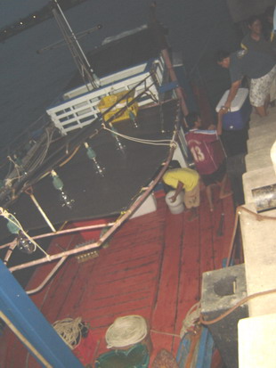 มาถึงแย้วววว ท่าเรือ ทับละมุ เตรียมของลงเรือ ไต๋ลือ กันครับ..
เว้ยยยย.....มะช่ายหนิหว่า...ไต๋ลืออ้ะ