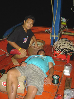 ..เมื่อเจ้าหน้าที่มาถึงที่เกิดเหตุ ก้อรีบเข้าไปตรวจดูครับ...
เป็นชายไทย ร่างใหญ่พุงพลุ้ย ทราบชื่อด้