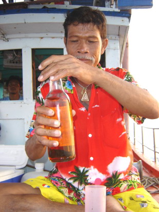 พี่อ้วน---- อ่ะขรับ...นี่ไงขรับ น้ามาด ที่เอามากินก๊ะเจ้าปูต้มพวกนี้
น้ามาด----เว้ยยย พี่อ้วน เอาแต