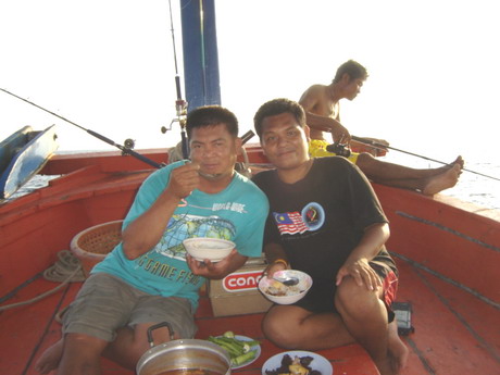 ทำเสร็จก้อมานั่งทานข้าวกันค๊าบ...
น้ามาด---เอ่อเนื้อปลาสดๆเนี่ย แกงส้มก้อแซ่บดีเน๊อะ น้าป้อ..
น้าป