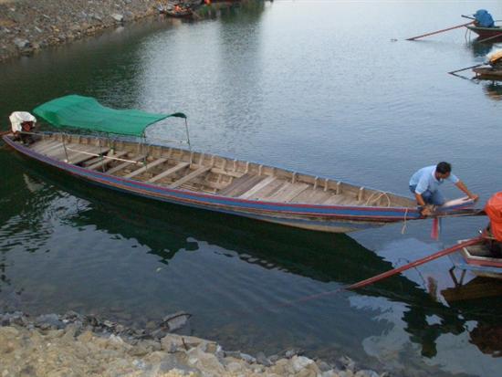 ได้เวลาแล้ว ครับ  น้าสุชีพ กำลังเตรียมเรือ  ที่จะพาเราเข้าไปพักยังแพพัก