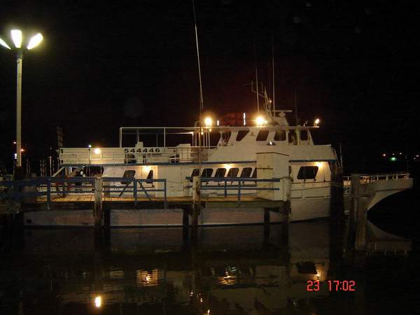 นี่คือเรือที่จะพาเราไปตกปลากันครับ จะมีนักตกปลาร่วมไปกับเราประมาณ 60 คนครับ รูปอาจจะมืดไปสักหน่อยเพร