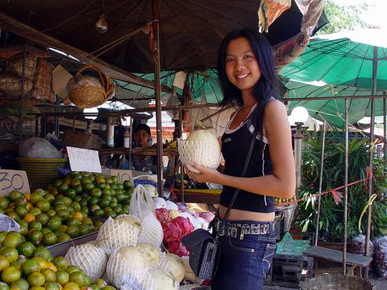 เกือบๆบ่ายพวกเรามาถึงตลาดทองผาภูมิแวะซื้ออะไรนิดหน่อย ก่อนเดินทางไปแพ  :laughing: :laughing: :laughi