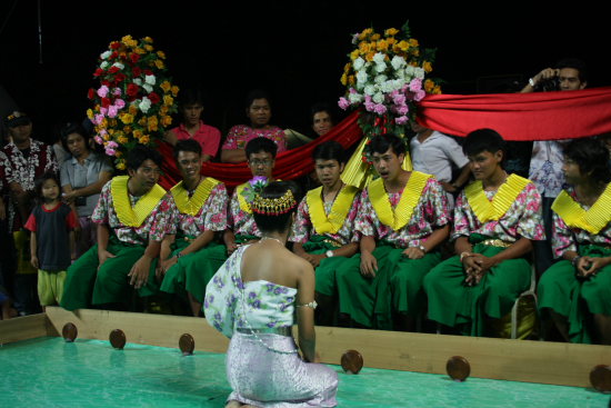 หนุ่มๆพระประแดงนี่จัยร้ายน่าดู ขนาดสาวมานั่งพับเพียบขอลูกสะบ้าคืนยังไม่ให้อีก :laughing: :laughing: 