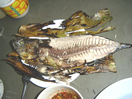 กินเจ้า สคริบแจ๊คทูน่าซ่อนแอบแว๊ปๆในใบตอง กันก่อนดีก่า..
กินไป นินทาไป กินเนื้อปลาไปได้ครึ่งตัว
ก้