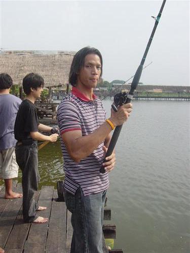 คน นี้ บ่น ตลอด ช่วง เช้า ว่า
...ฮูยๆๆ ทำ ไว ดี ปลา มะ กิน เยย ฮูยๆๆๆ :laughing:
