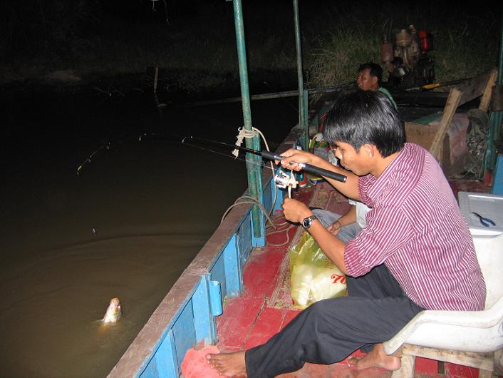 กะลังปลดเจ้าตัวที่ตกได้ตะกี้อยู่ อ