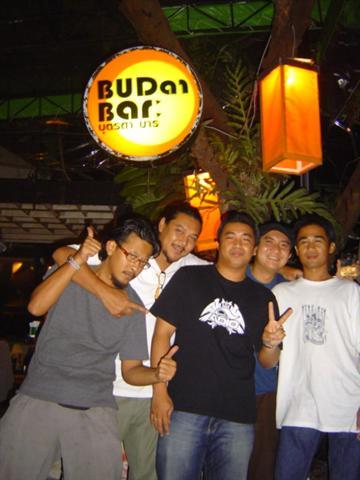 รูปตัวเป็นๆน้าball phuket  at  BUDDA BAR ครับ ( หล่อโค-รต..อิอิไม่น่ารีบกลับเลยปล่อยเจ๊นอนหนาวอยู่คน