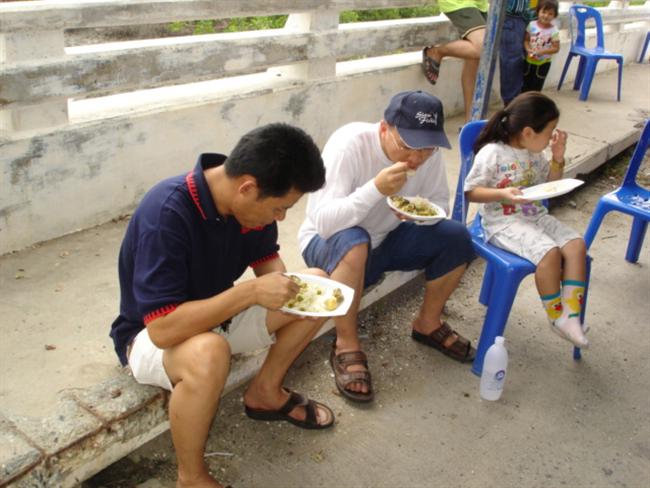 ต่างคนต่างหม่ำ บรรจุอาหารลงกระเพาะ