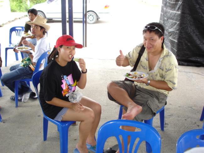 ป้อนเสร็จ ก็หันมา ให้ตัวเองกินบ้าง..