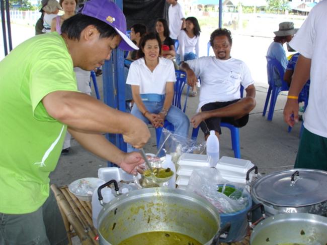 ลุงบางคน ก็รีบตัก กับข้าวกลับบ้าน เ