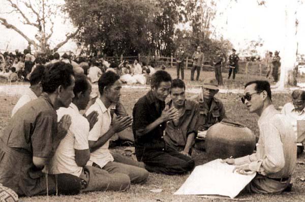 ขอให้พระองค์ทรงพระเจริญยิ่งยืนนาน
ด้วยเกล้าด้วยกระหม่อมขอเดชะฯ