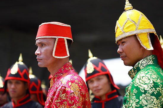 ครั้งที่สาม วันซ้อมใหญ่ หลงอีกแระไปโผล่สะพานพระรามแปด เห็นต่ะเขียวๆแดงๆเต็มพรืดไปหมด โอ้ววว ลงไปกดไว