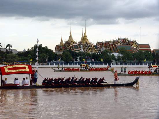 เรือดั้ง1 เรือดั้ง 2 พายขนาบอยู่ริ้วนอกสุกซ้ายและขวาครับ

เรือดั้ง เรือดั้งเป็นเรือไม้ทาน้ำมันบางล