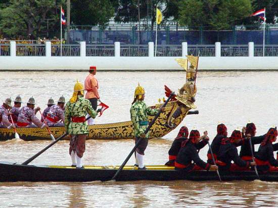 เรืออสุรปักษี
เรืออสุรปักษี คู่กับ เรืออสุรวายุภักษ์ โขนเรือทำเป็นรูปครึ่งนกครึ่งยักษ์ ส่วนบนเป็นยั