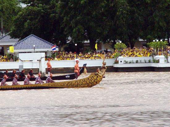 เรือกระบี่รอนราพณ์
เรือกระบี่ปราบเมืองมาร คู่กับเรือ เรือกระบี่ราญรอนราพน์ โขนเรือทั้งสองลำนี้แกะสล