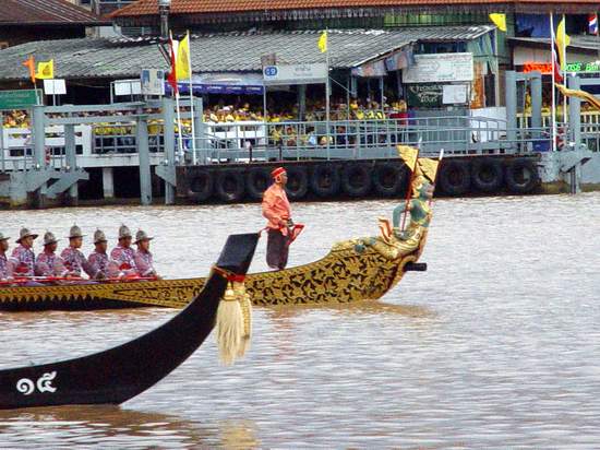 เรือพาลีรั้งทวีป
เรือพาลีรั้งทวีป โขนเรือแกะเป็นรูปขุนกระบี่ผิวกายสีเขียว ซึ่งจะคู่กับเรือ เรือสุคร