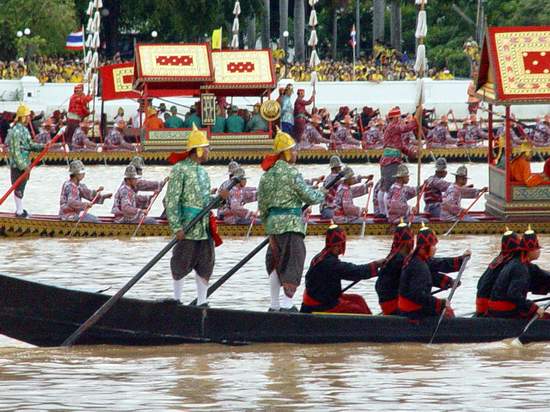 ช่วงซ้อมใหญ่วันนี้...เป็นช่วงน้ำขึ้นพอดี พายเรือทวนกระแสน้ำมา คาดว่าพลพายต้องใช้พลังมหาศาล...เสียงเห