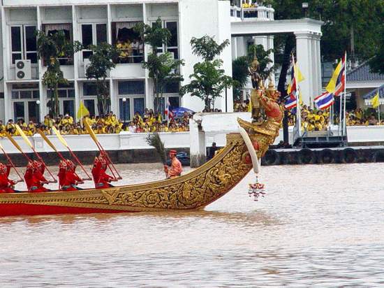 เรือพระที่นั่งนารายณ์ทรงสุบรรณ รัชกาลที่ 9 เป็นเรือพระที่นั่งจัดสร้างขึ้นใหม่ ในรัชกาลปัจจุบัน เพื่อ