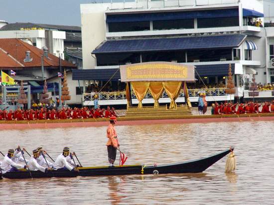  เรือแซง เป็นเรือกราบกัญญาของทหารที่ตามเสด็จฯ

ไปมหาลัยก่อนครับ เด๋วดึกๆมาลงภาต่อครับ


