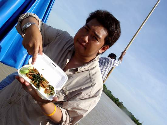 ขากลับพวกเรากินข้าวกระเพราเป็ดร่วมสาบานกันครับ เห็นแล้วนึกถึงพี่บางคนที่เนชั่น  :laughing: :laughing