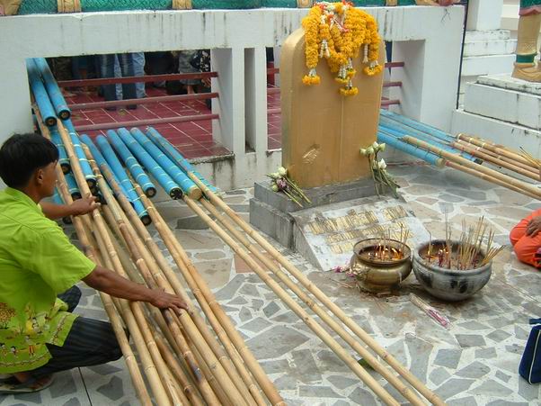 พอไปถึงวัด มีชาวบ้านนำบั้งไฟมาถวายเพียบเลยครับ