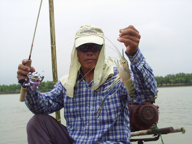 กำลังดีใจอยู่หันไปทางท้ายเรือ อีกท