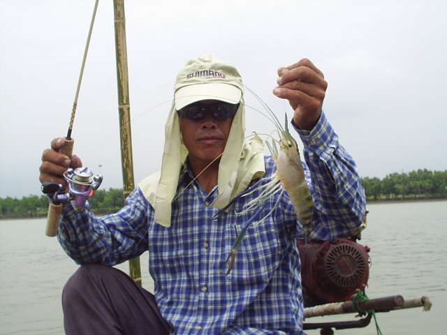 กำลังดีใจอยู่หันไปทางท้ายเรือ อีกที อ้าวใหญ่กว่าตรูอีก