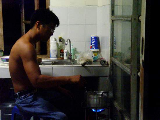 แขกมาบ้านทั้งที่กุ๋ยจริงลงมือทำแกงเนื้อให้ชิมครับ  :smile: :smile:




