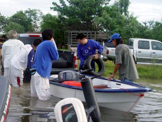 เรือเอ้าบอร์ด พี่Jojoe ใช้(พี่)ช้างลากเรือลงน้ำครับ  :laughing: :laughing: :laughing: