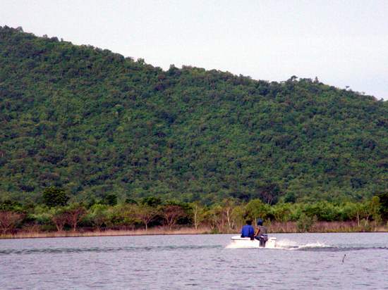 เรือแต่ละลำวิ่งเข้าตามหมายต่างๆ มีแต่ลำไต๋ช้างลำเดียวที่แล่นช้างสุด ไม่รู้เพราะอะไรครับ  :laughing: 